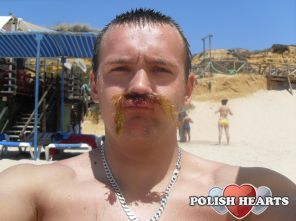 troszke was sie rzucil ale to po wyjsciu z oceanu;)